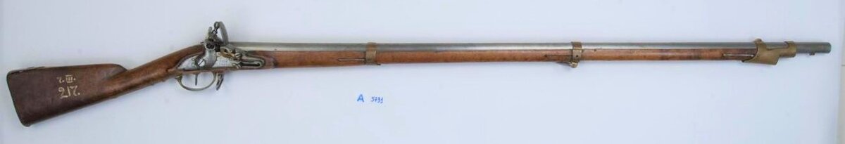 Ружье кремневое пехотное образца 1808 года (Тульский оружейный завод, 1812). Длина общая: 153 см; длина ствола: 113,8 см; калибр: 17,5 мм. ГИМ.
