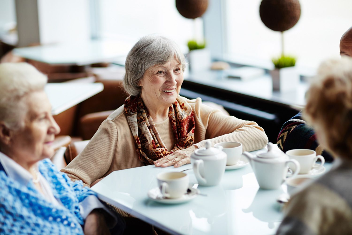Попит возраст. Пожилые люди. Чаепитие для пожилых людей. Пенсионеры в кафе. Пожилая женщина в кафе.