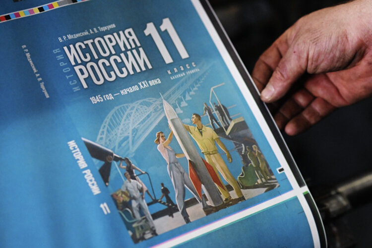    «Поэтому, на мой взгляд, то, что происходит с учебниками истории сегодня, правильно. Как можно воспитывать поколение детей на разных учебниках? Должен быть учебник, который дает единое представление о нашей истории»