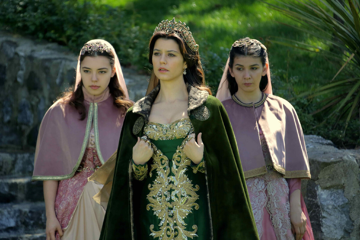 Берен Саат в роли Кесем в сериале "Империя Кесем"