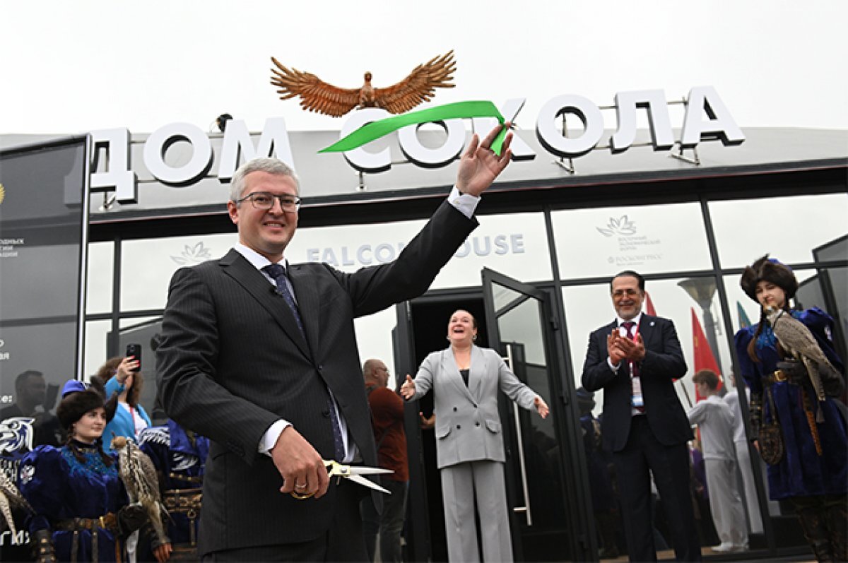    Губернатор Камчатского края Владимир Солодов во время открытия павильона «Дом сокола» на выставке «Улица Дальнего Востока» в рамках Восточного экономического форума во Владивостоке.