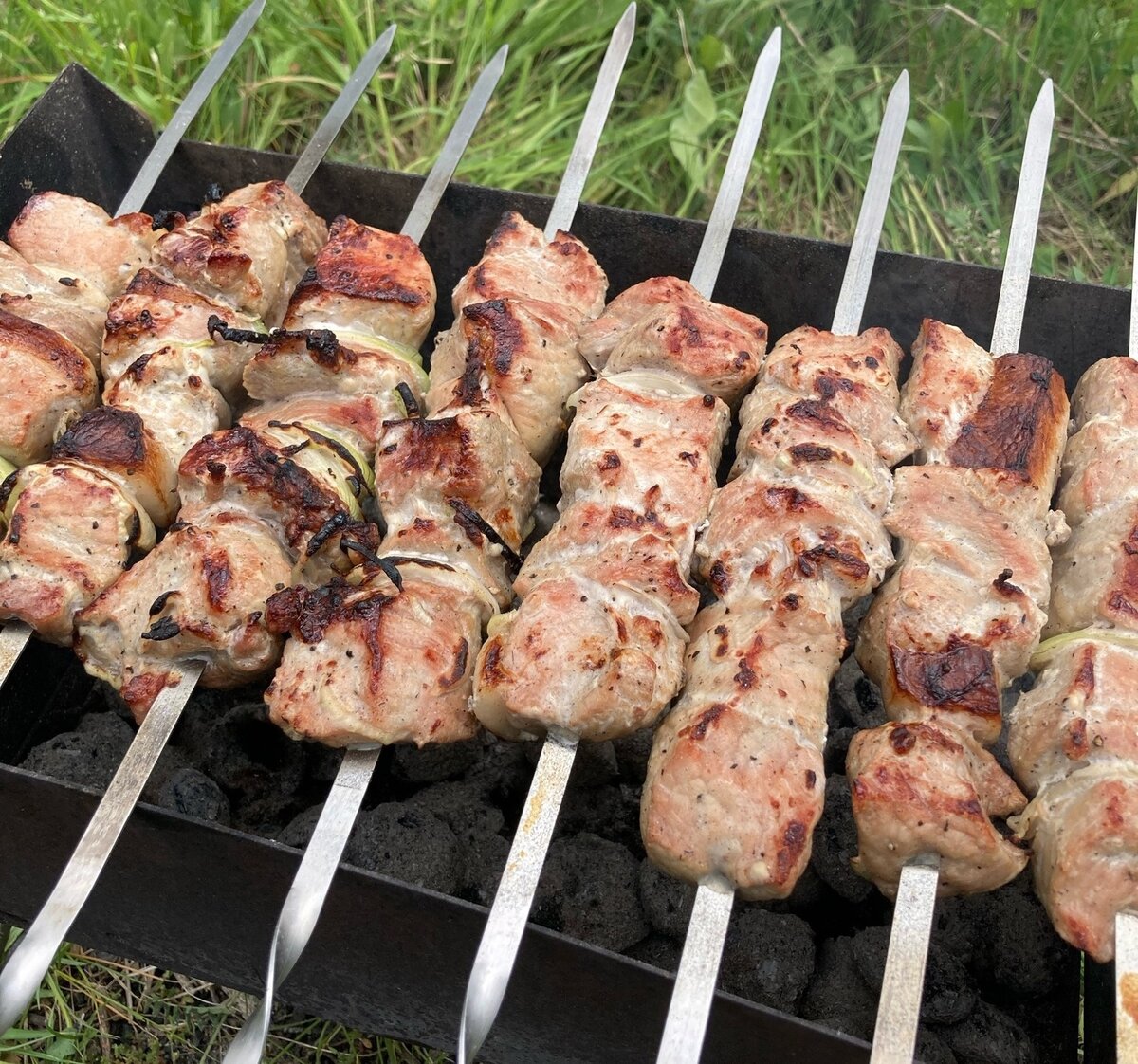 Шашлык из индейки в духовке. Барбекю из индейки на шпажках. Картошка на мангале на шампурах. Шашлык с овощами на мангале. Пп шашлык.