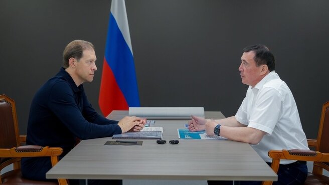 Правительство России. На рабочей встрече с губернатором Валерием Лимаренко вице-премьер Денис Мантуров пообещал поддержку по реализуемым региональными властями проектам