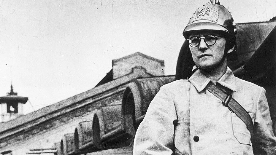 Д. Шостакович на крыше Консерватории во время дежурства в добровольной пожарной команде.  1941г.