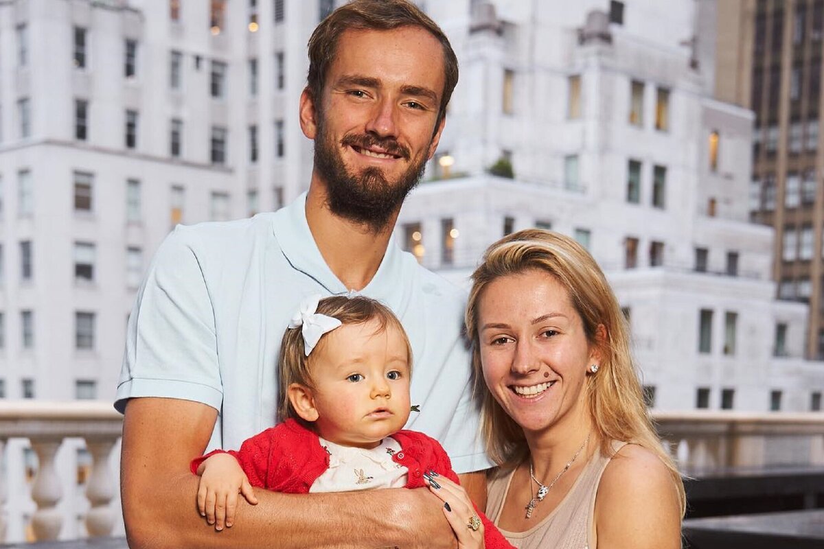     «Чувствую себя как дома»: Даниил Медведев воссоединился с женой и дочерью в США после поражения от Новака Джоковича