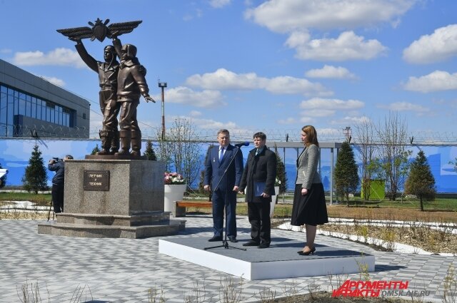    пару лет назад у омского аэропорта установили памятник авиаторам. Фото:  АиФ/ Николай Кривич