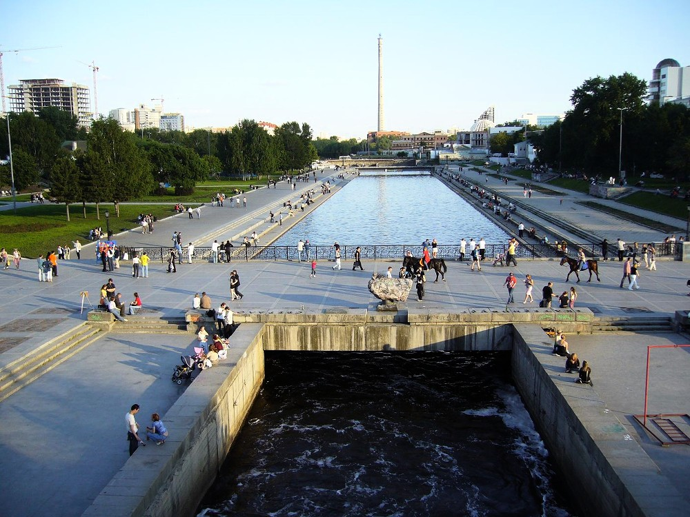 Екатеринбург расположен на склоне. Плотинка - плотина городского пруда на реке Исеть. Исеть Плотинка Екатеринбург. Плотина городского пруда Екатеринбург. ЕКБ плотина на реке Исеть.