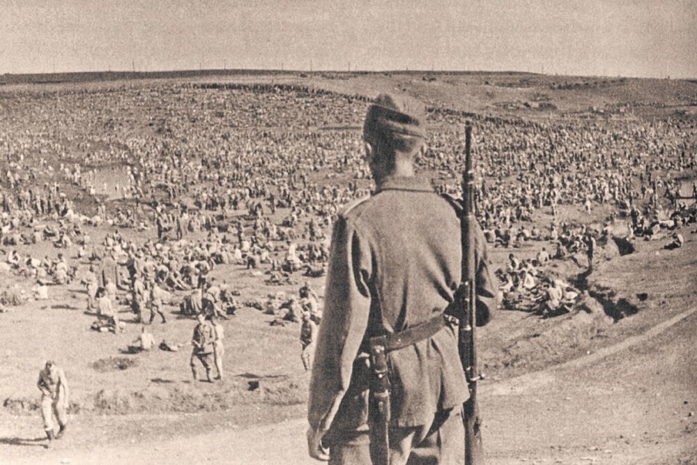    Советские военнопленные в лагере под открытым небом в первые дни войны. / Издательство "Вече"