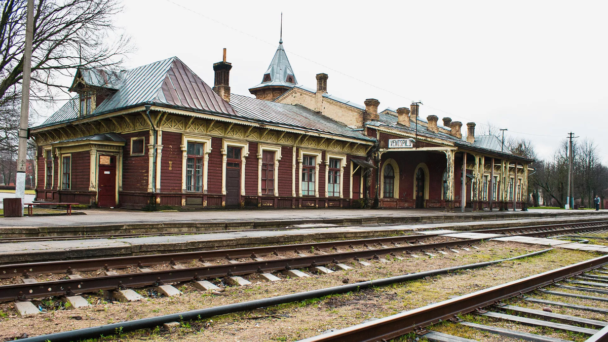 CC BY-SA 3.0 / Laima Gūtmane (simka) / abandoned Ventspils railway station (cropped image)