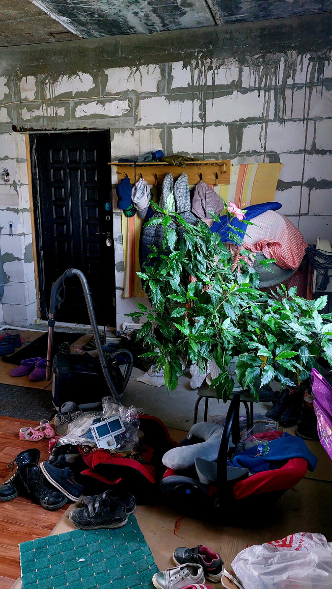 Вот такой круговорот вещей в нашей прихожей 