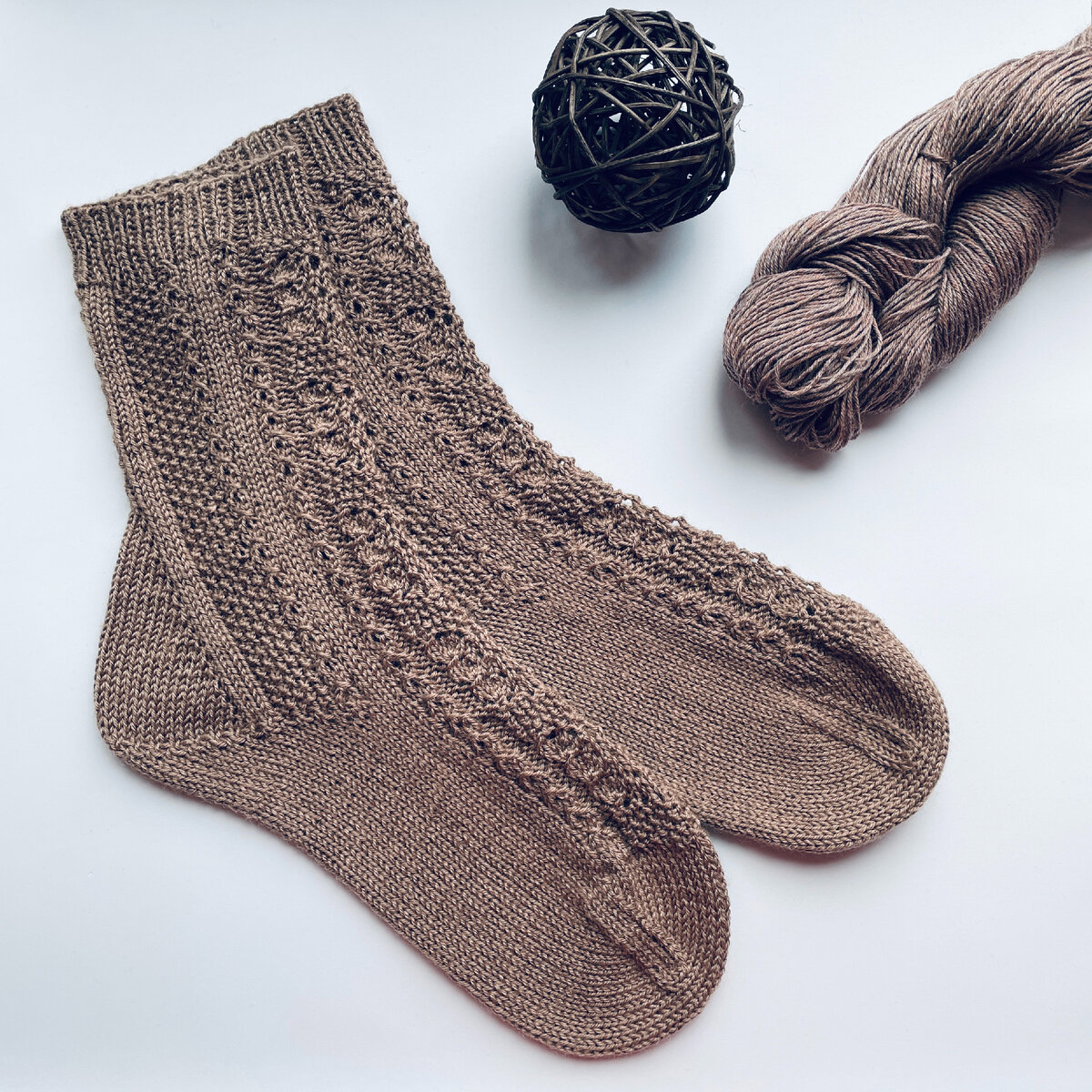 Носки Dejima с ажурами и пяткой Стронг - модель и работа автора by-annike.ru