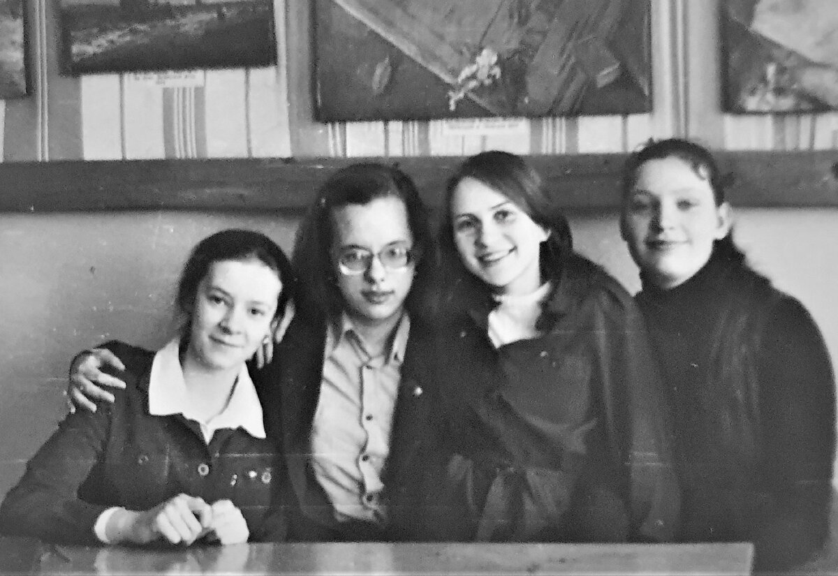  Вот и закончился июнь - месяц экзаменов, волнений, расставаний... Получен аттестат. Учителя сказали красивые добрые слова на прощание... Не мои это были экзамены? Не я волновалась на них?-4