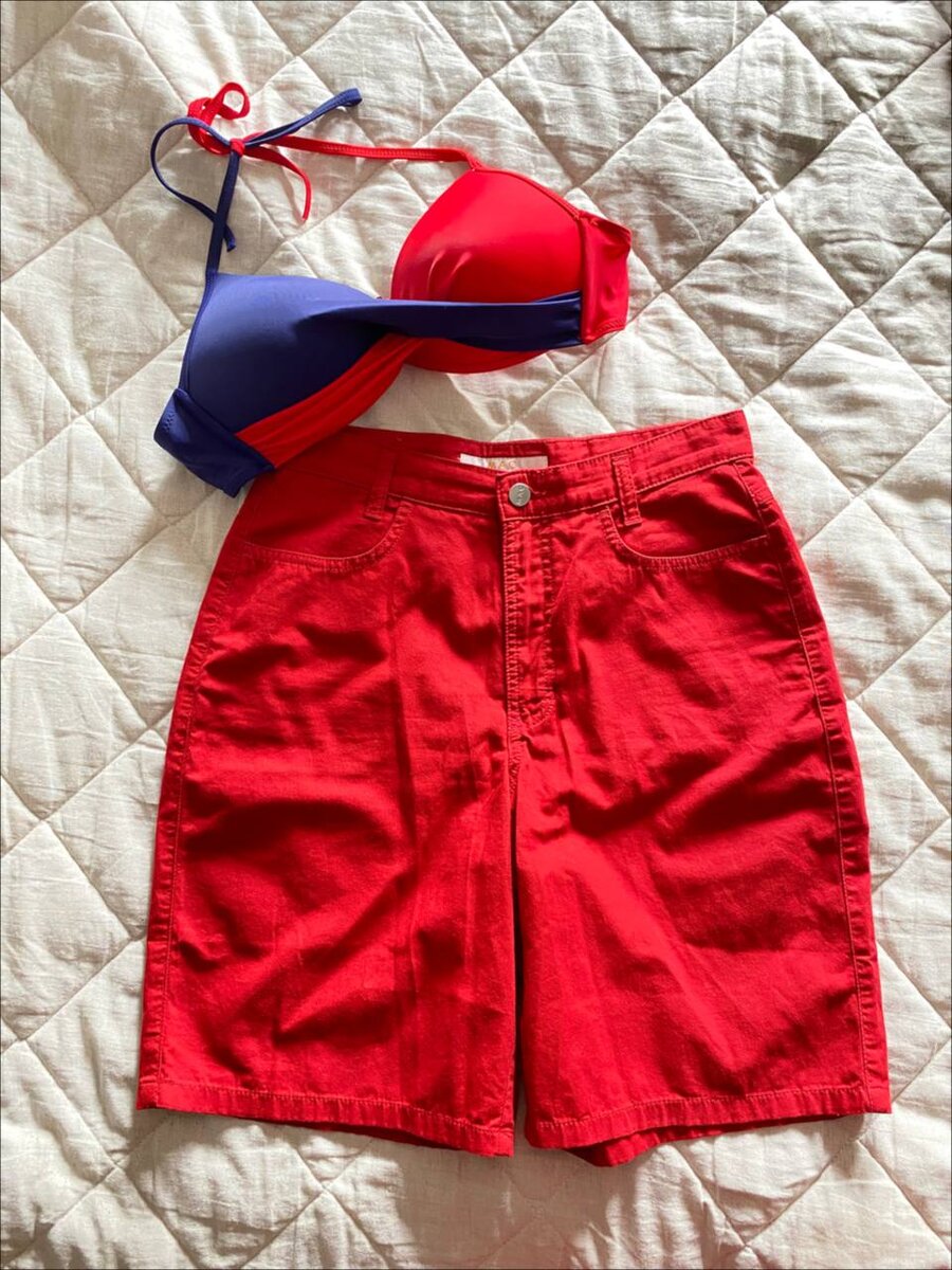 Верх от купальника и шорты