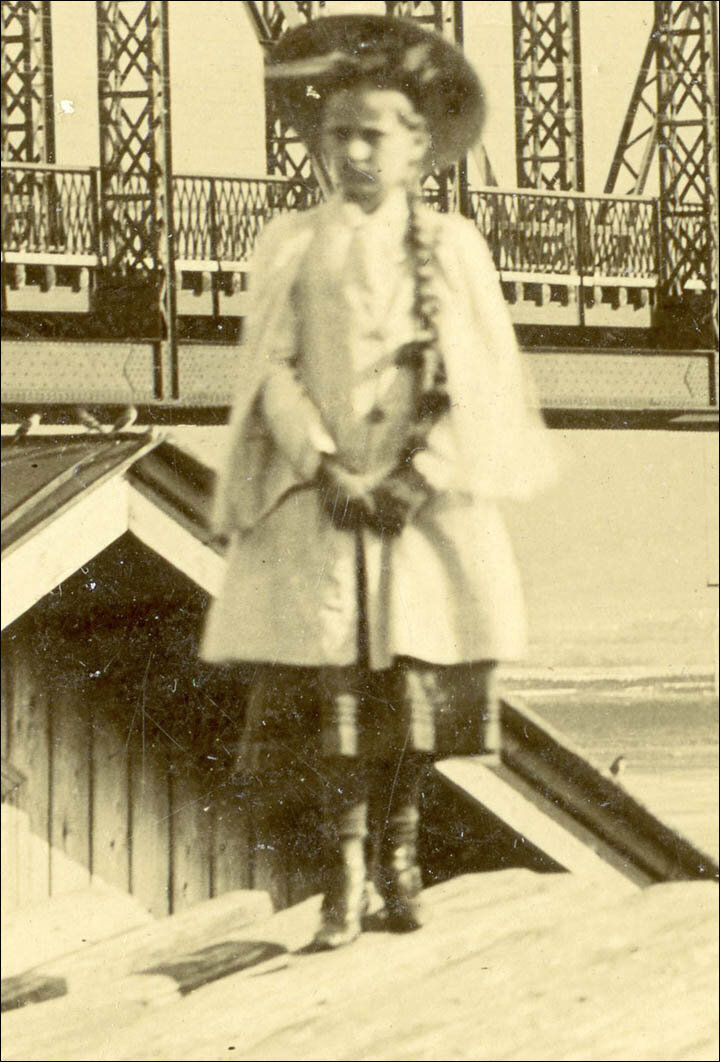 Девочка фантом. Девочка фантом. Девочка призрак из красноярска. Красноярская девочка призрак. Старые необъяснимые снимки.