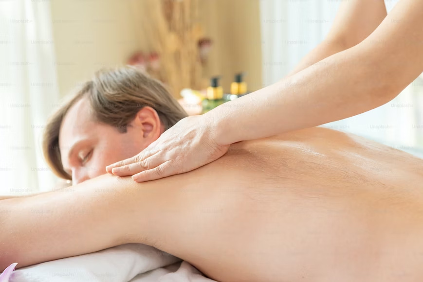 Подготовка к расслабляющему массажу спины в домашних условиях