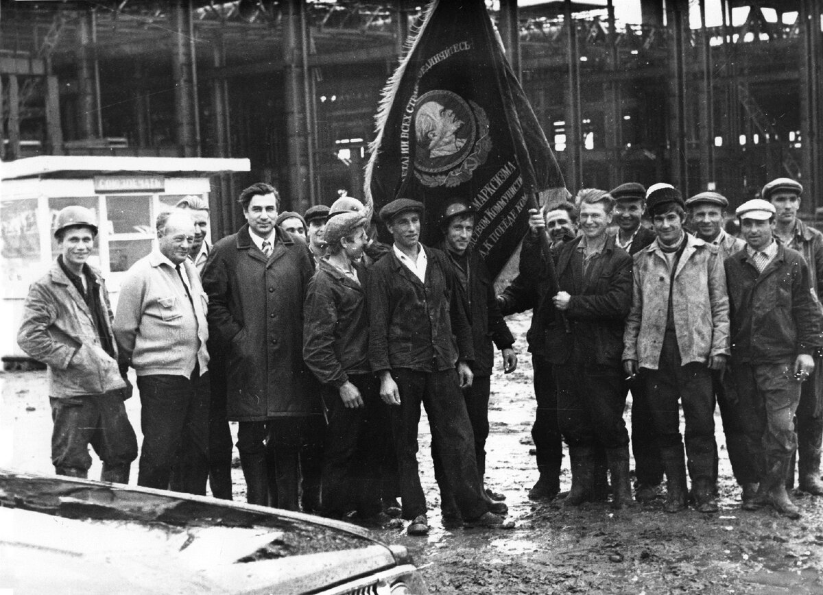 На переднем плане третий слева Болдырев Алексей Анатольевич – начальник УС «Металлургстрой».