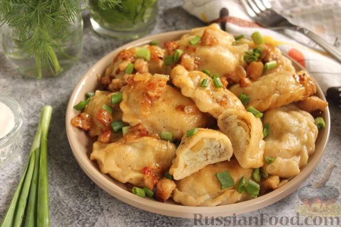 кефир, яйца, мука, соль, картофель молодой, лук репчатый, грудинка свиная, масло растительное, соль, перец чёрный молотый, кориандр, лук зелёный
