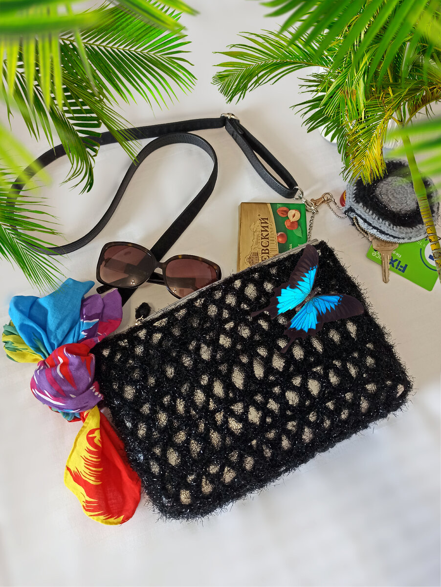 Получившаяся сумочка смотрится небольшой, но на самом деле она очень вместительная