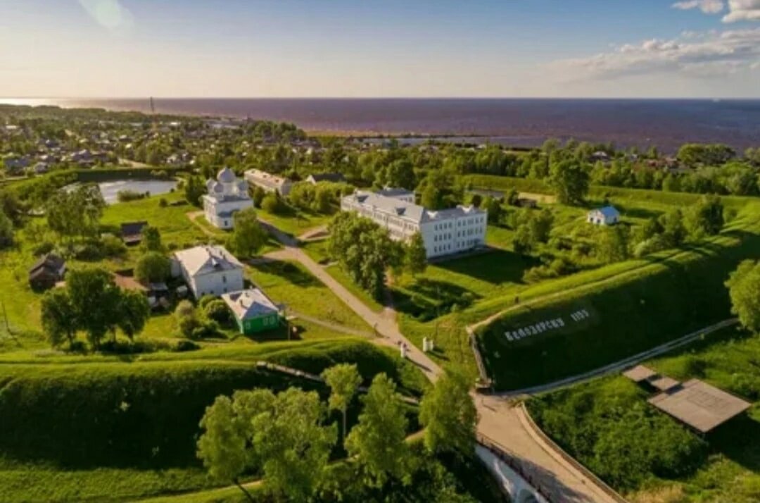 Наш городок с высоты птичьего полёта. И озеро,  давшее название...( фото из интернета)