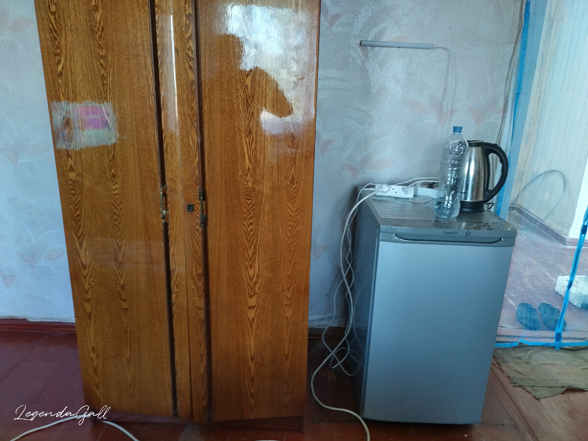 Обновленный шкафчик и новый холодильник. Даже свет над ним есть ))