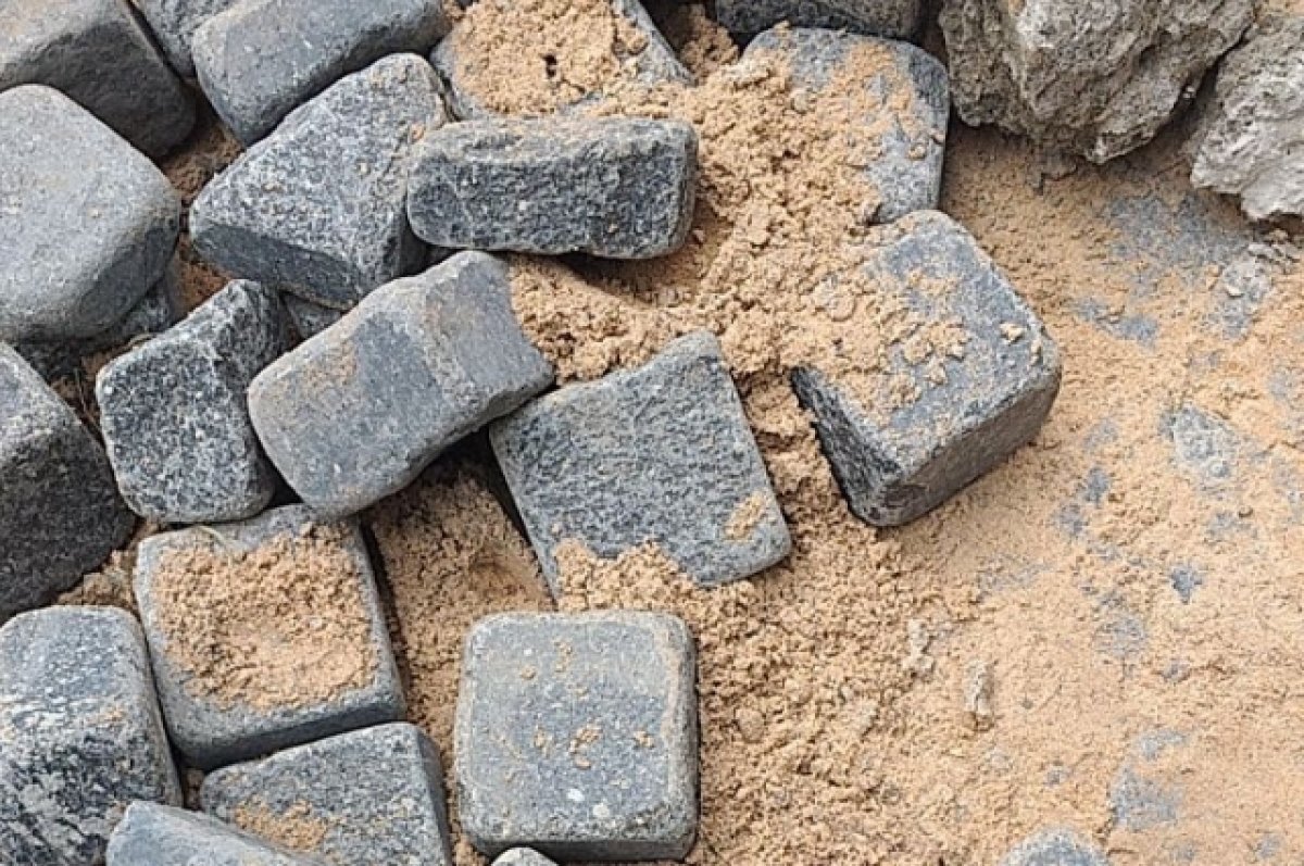    Карельской брусчаткой мостят монастырскую площадь в Печорах