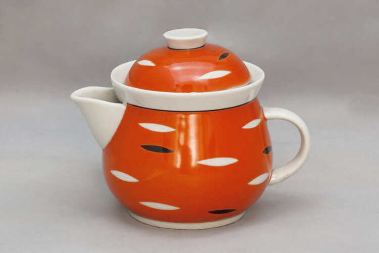 Молочник на форме «Казачий» из сервиза «Морковка». 1962 год, фарфоро-фаянсовый завод «Чайка». Автор росписи Василий Александрович Мельник