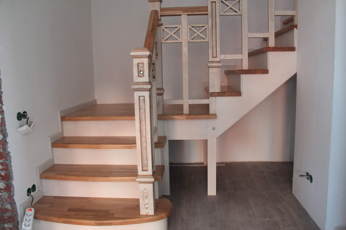 Этот тип лестниц, названный так из-за особенностей конфигурации, считается самым компактным типом маршевых лестниц.-2