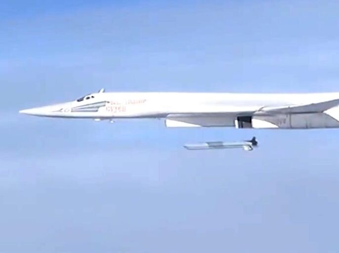 Российский дальний стратегический бомбардировщик «Белый лебедь» «Ту-160» запускает ракету по цели в Сирии 19 ноября 2015 года