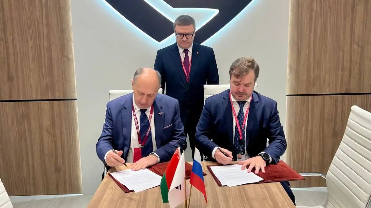 Фото: telegram-канал BelarusTractors_official Минский и Челябинский тракторные заводы договорились о совместной сборке гусеничных тракторов BELARUS 2103