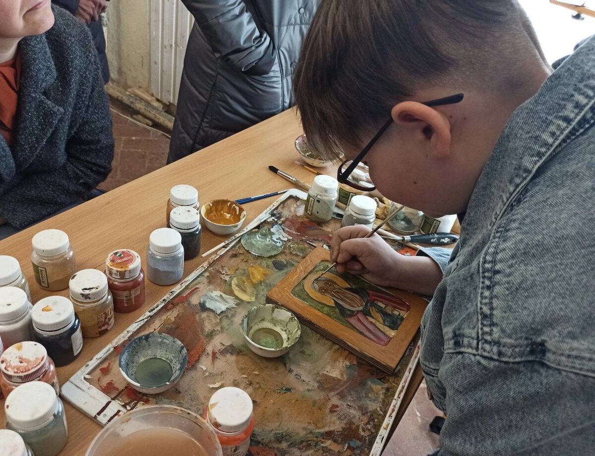 Мальчик изучил все о старинной иконописи. Фото: личный архив