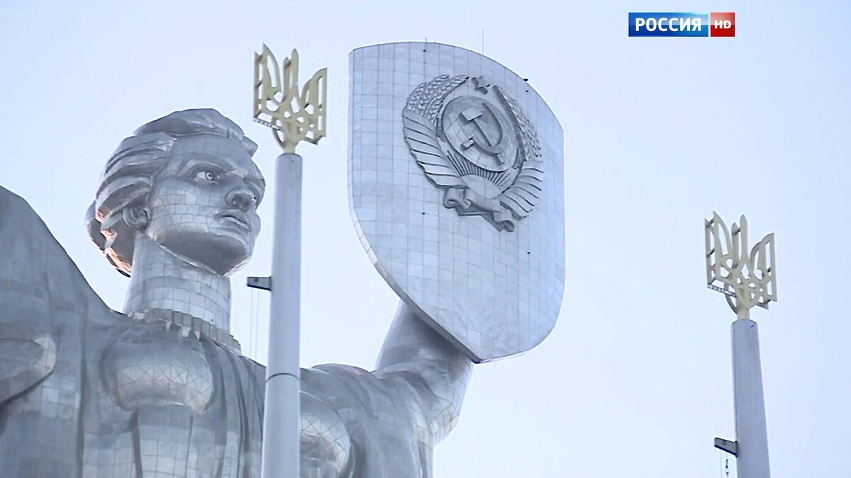     Советский герб с серпом и молотом на статуе «Родина-мать» в Киеве украинские власти решили заменить на национальный герб с трезубцем.