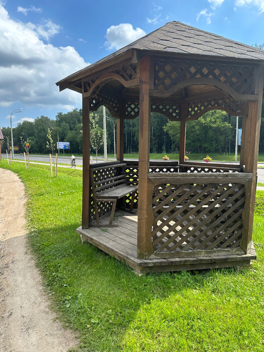 Фото беседки у дороги и леса