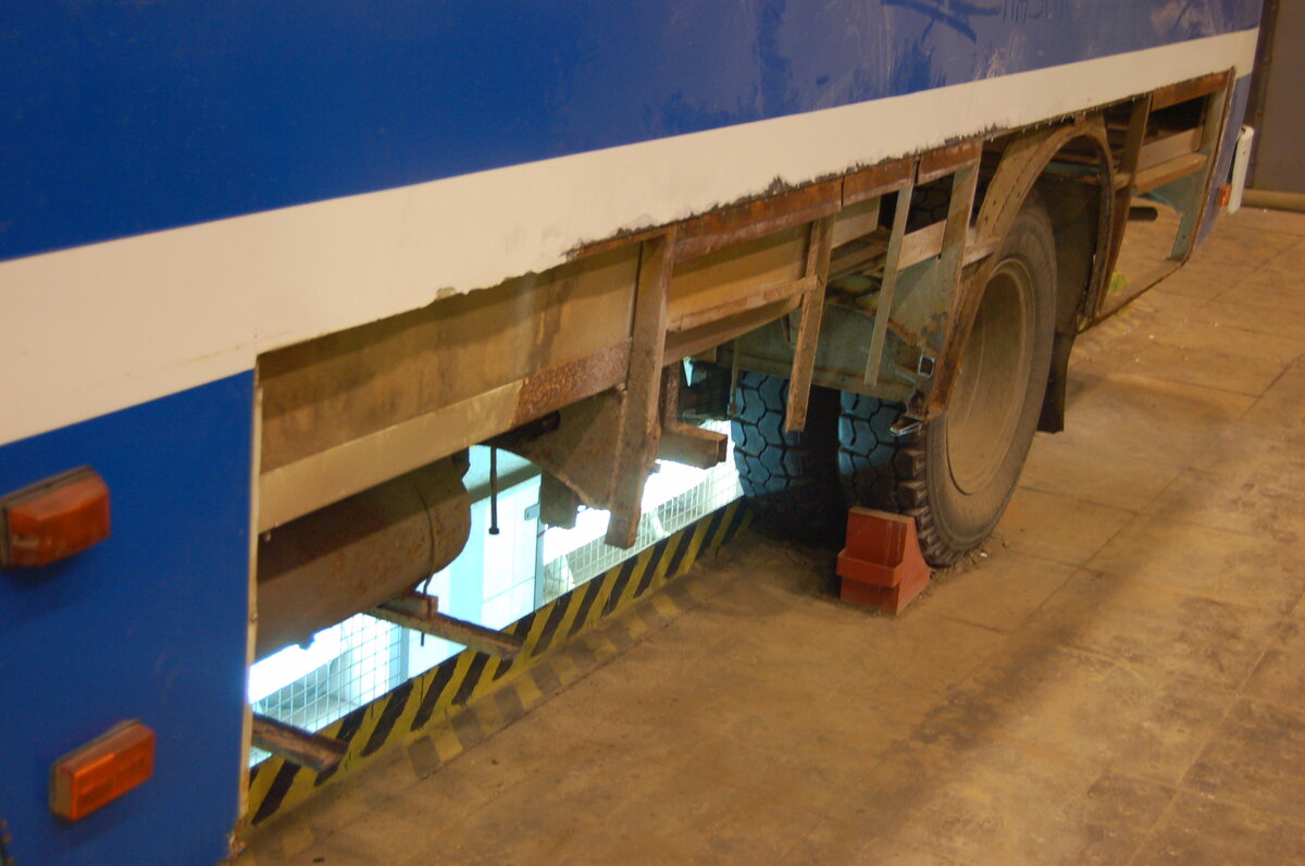 Левая сторона кузова автобуса.