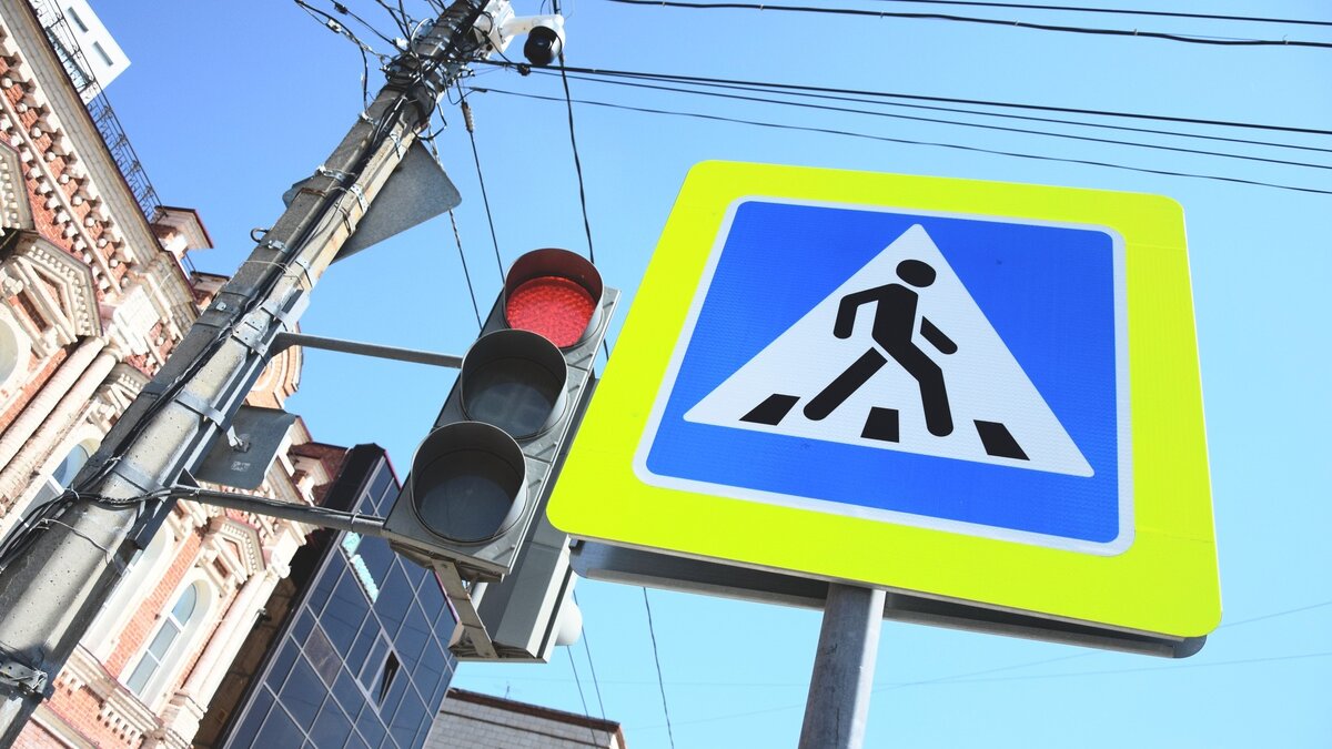     В некоторых городах с 23.00 до 5.00 светофоры переключают на желтое мигание.