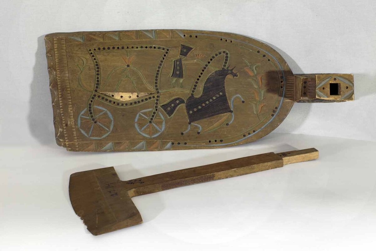 Донце с гребнем. Дерево, скобчатая резьба с инкрустацией, роспись. Экспонат поступил в 1921 году, бывшее собрание А. А. Бахрушина. Фото предоставлено автором