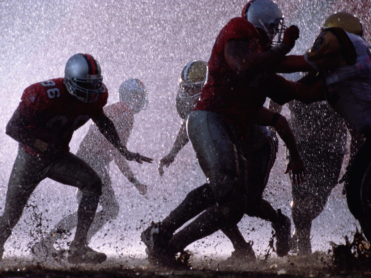 Спорт грязь. Картина американский футбол. Американский футбол под дождем. Американский футбол зимой.