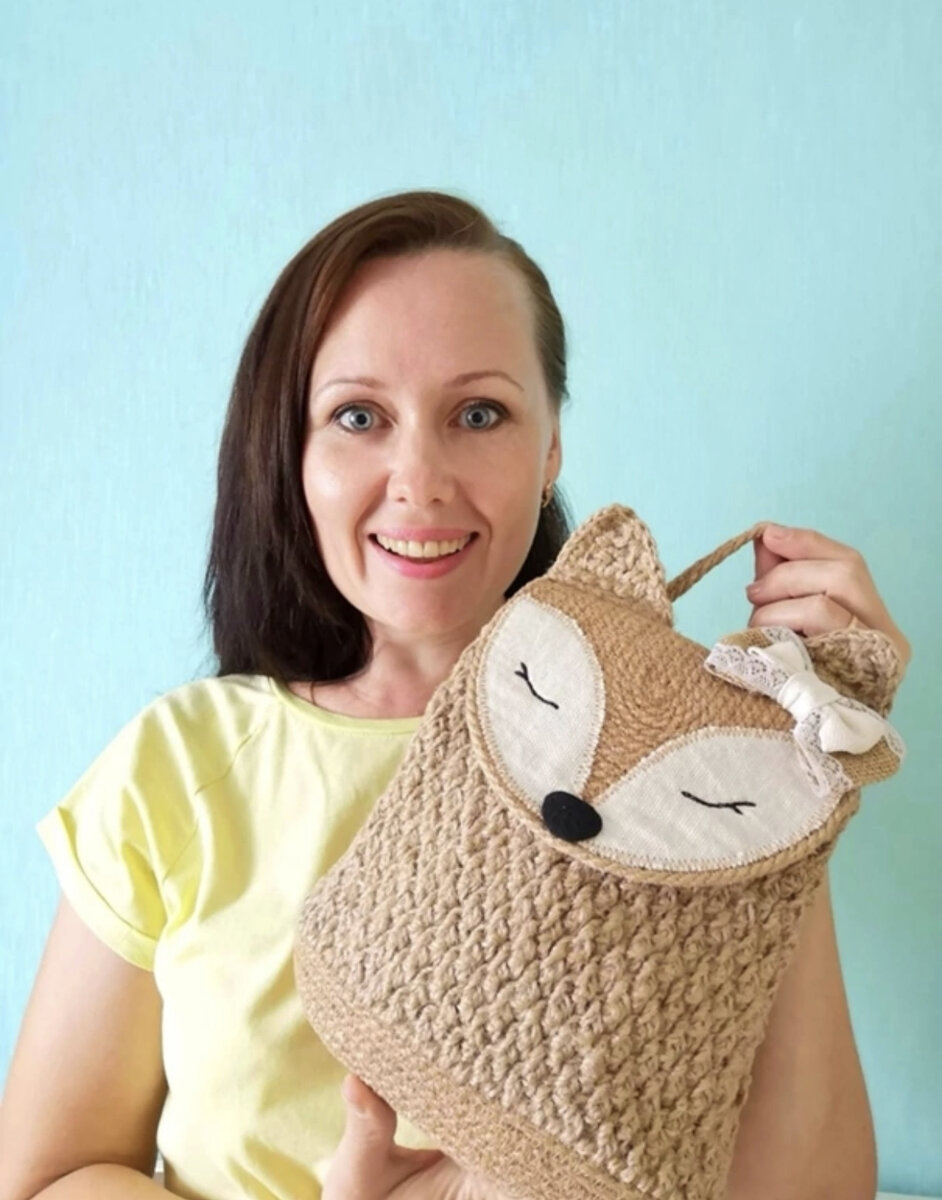 Наталья со своей работой - рюкзачок из джута