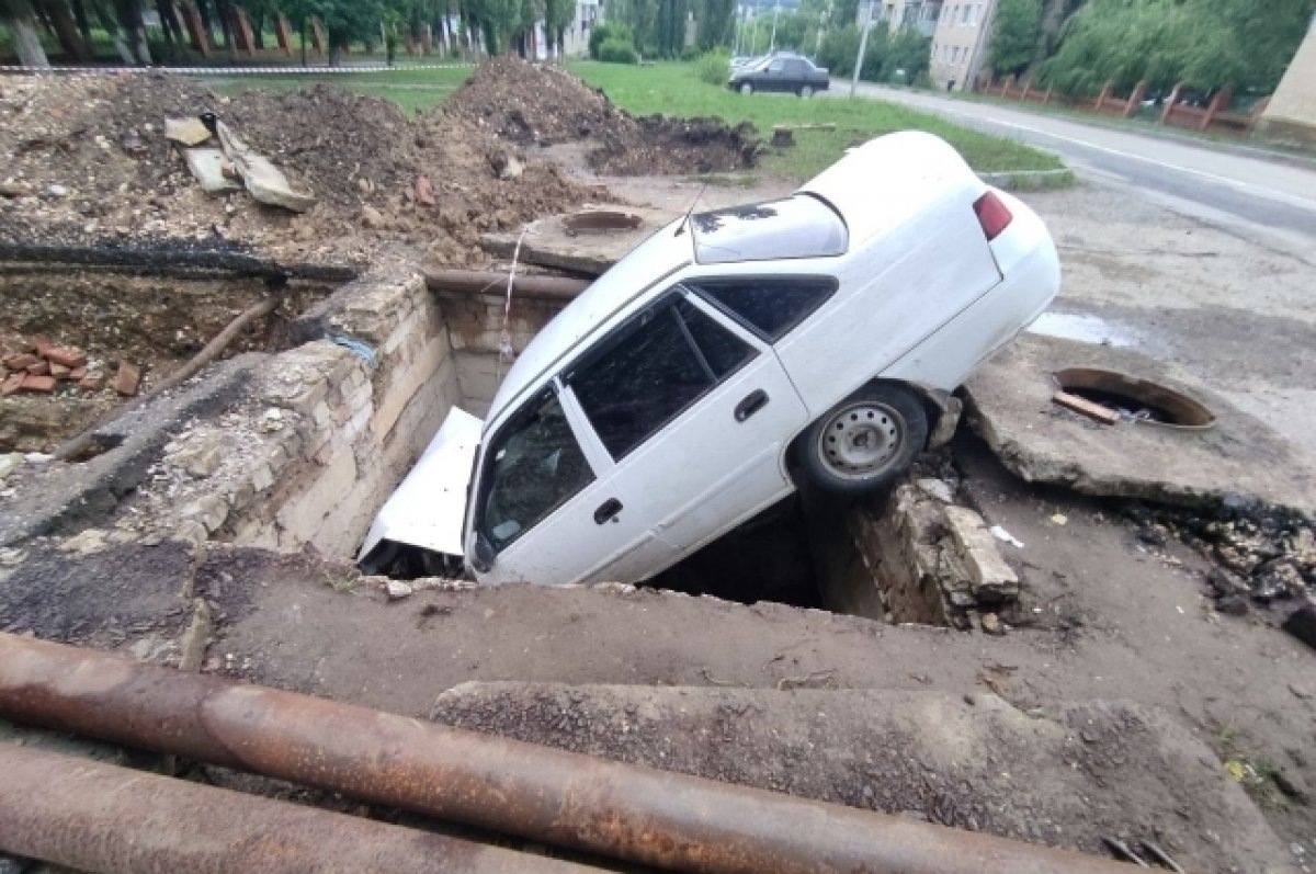    В райцентре под Волгоградом иномарка въехала в колодец теплосетей