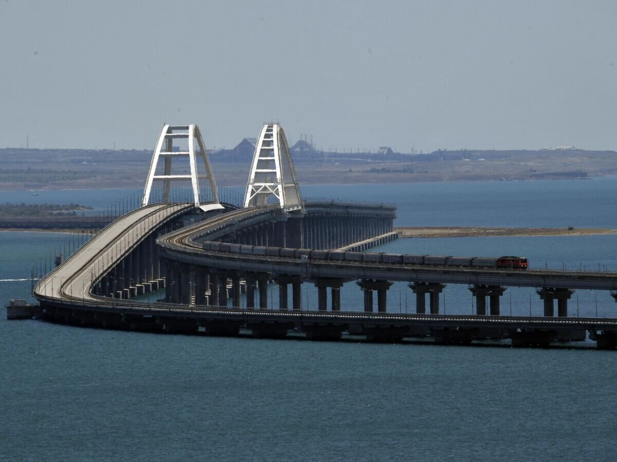    Пассажирский поезд едет по Крымскому мосту© РИА Новости / Константин Михальчевский