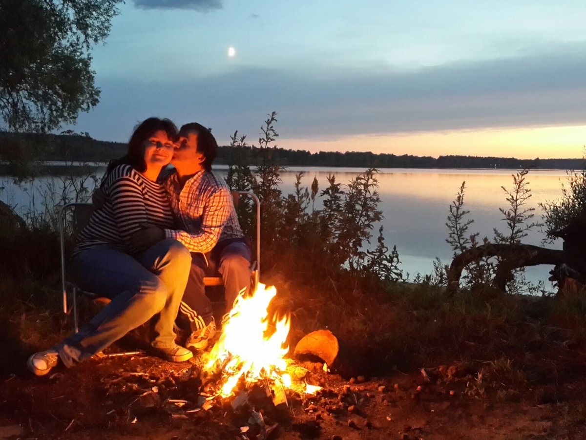 Влюбленные у костра. Романтика у костра на природе. Романтический вечер у костра. Романтический вечер у реки.