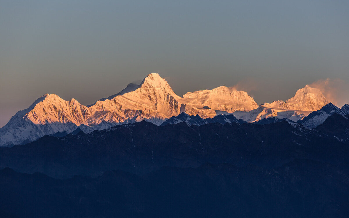Анды гималаи урал кавказ. Тибет Эверест Гималаи. Непал Гималаи. Рассвет Тибет Гималаи. Канченджанга Гималаи Непал.