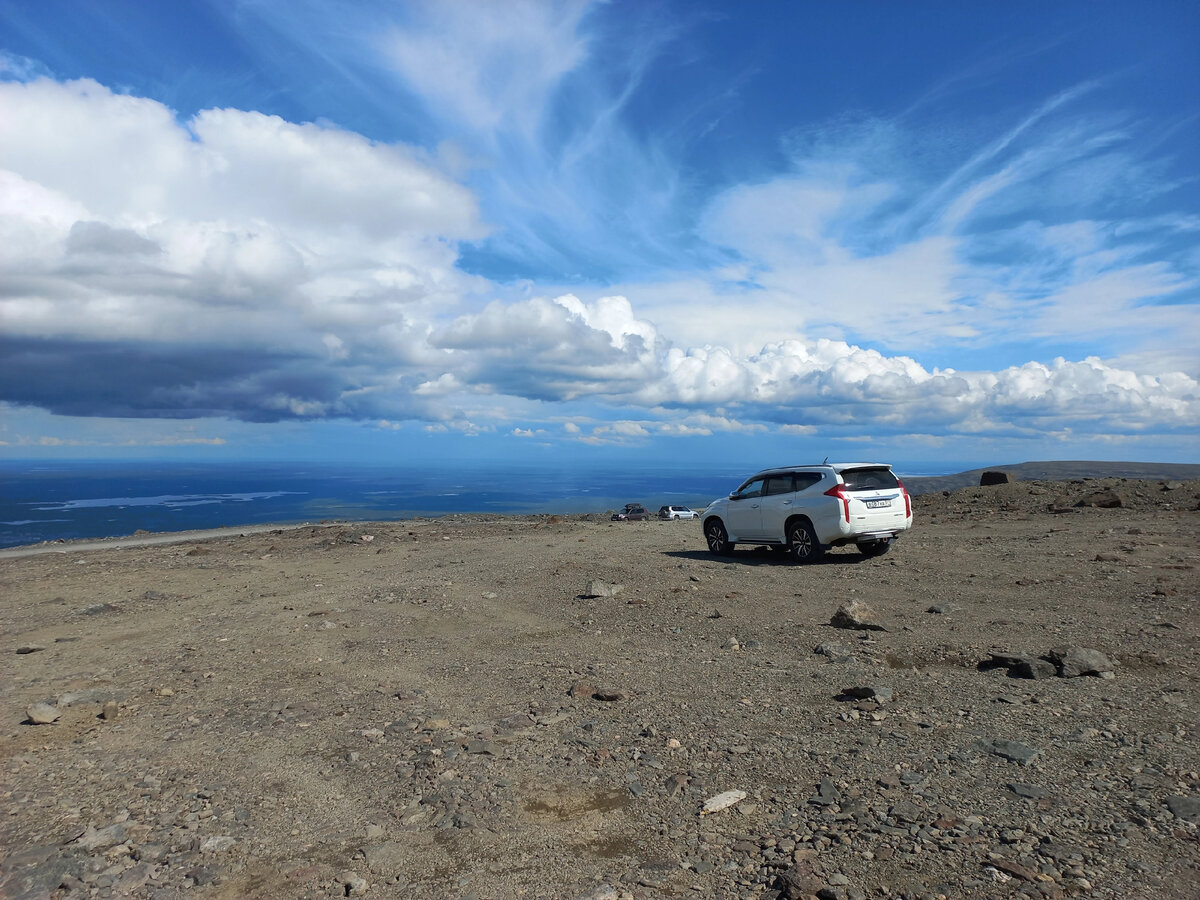 Ловозерские тунды 7000 рублей с человека ( группа 4-5 человек): вас на машине отвезут из Мурманска и погоняют по горам с бутербродным перекусом.