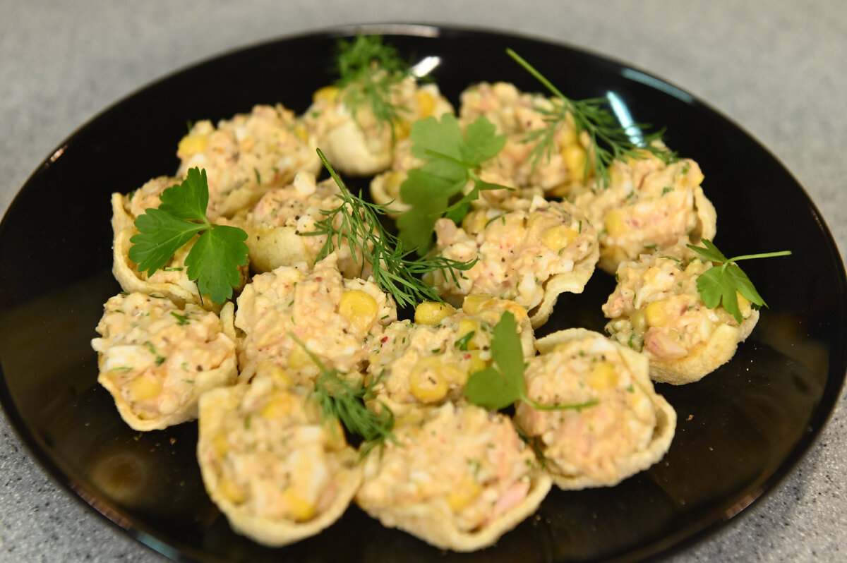 Интересная интерпретация любимого многими крабового салата от шеф-повара Василия Емельяненко из программы «Ели у Емели»