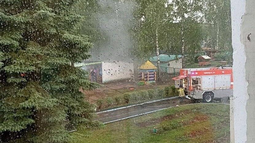     В Ижевске на улице Татьяны Барамзиной во время прошедшей грозы по веранде детского сада ударила молния. Об этом сообщают очевидцы чрезвычайного происшествия. В Главном управлении МЧС по Удмуртии корреспонденту Udm-Info подтвердили эту информацию.