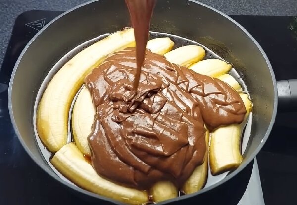 Бананово-шоколадный торт на сковороде — это именно тот рецепт, который пригодится вам в жару. Отличный десерт к чаю, который можно приготовить на сковороде, не включая духовку.-11