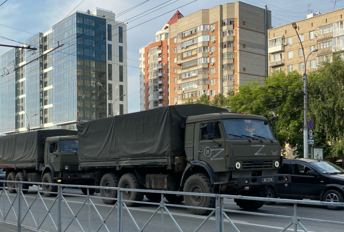    Колонну военной техники с буквой Z заметили возле Берлина в Новосибирске