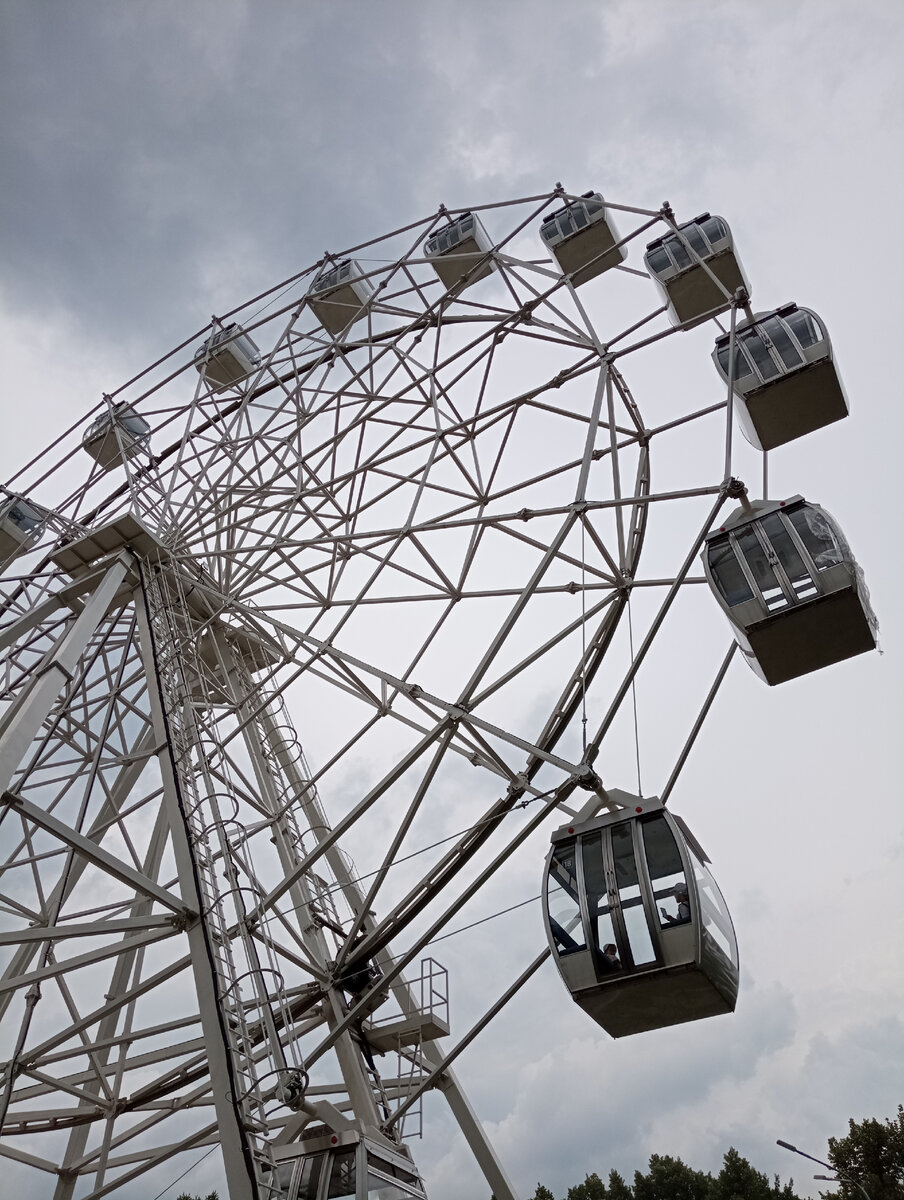 Новое колесо обозрения. Хорошее! Все закрыто, кондиционер, приятные работники. Небольшое! Но мне хватило... Наверху вниз не смотрела :)