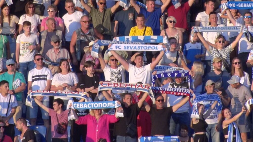 Болельщики "Севастополя" на трибунах 