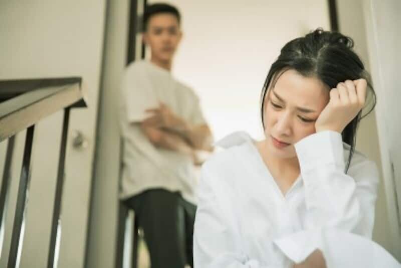 А это иллюстрация к статье "Психология мужа, который смотрит на жену свысока... Что мне делать?". Психолог Кана Симада учит японских женщин. Так что в некоторой степени проблема всё-таки существует. С сайта https://allabout.co.jp/