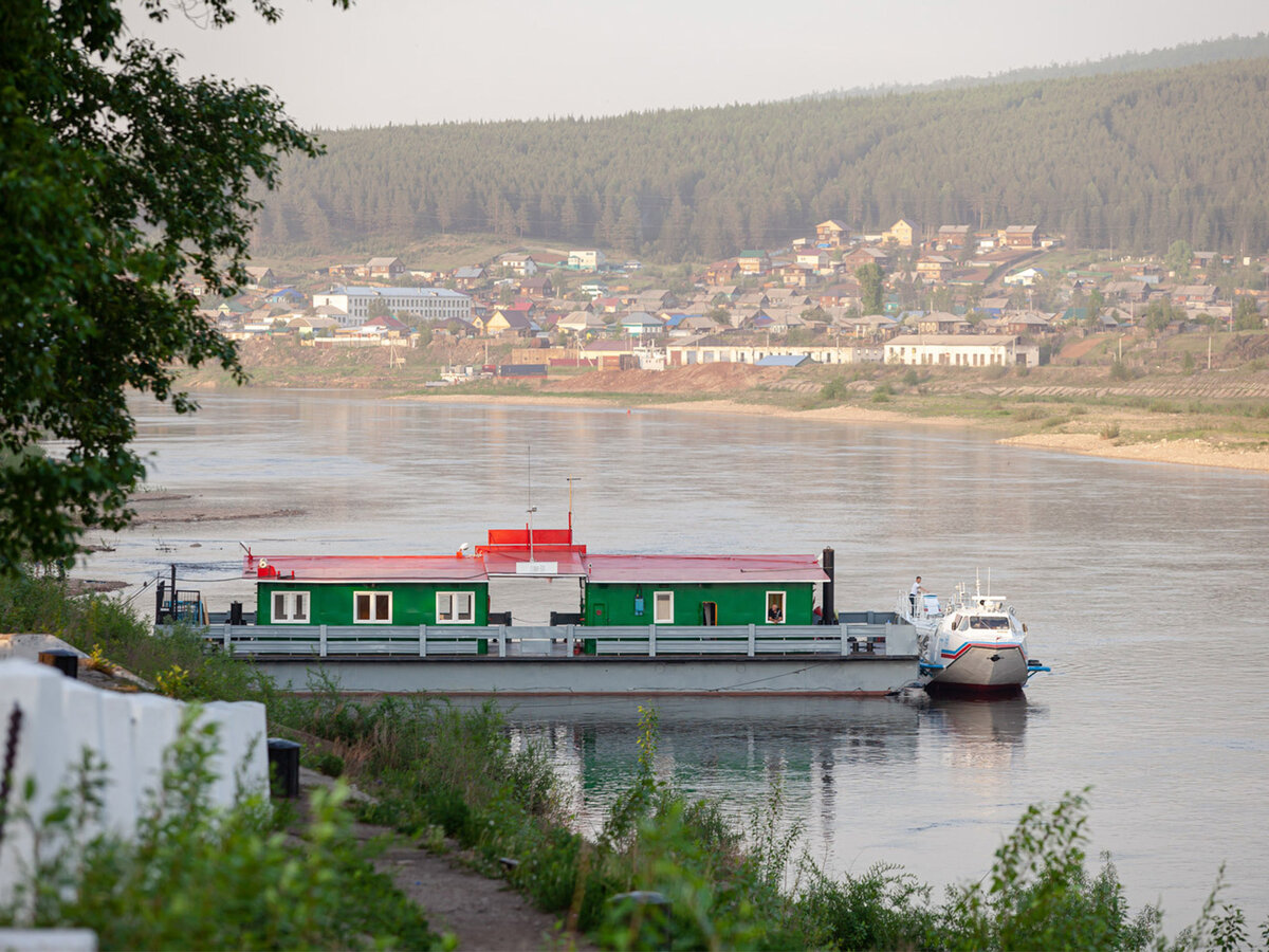 Сам город стоит на реке Лене, в нем проживает 37 тысяч человек